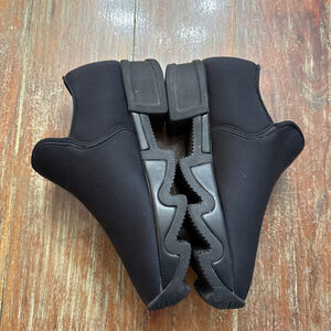 iRi Black Slip On Low Top Sneaker Womens Size 7.5